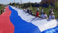 СТРАНА ДУРАКОВ. Нищеброды из Оренбургской области развернули флаг России длиной 1600 метров